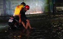 Đường gần chợ Thông Dụng, TP.HCM ngập sau mưa lớn, người dân sụp ổ gà té nhào