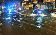 Mưa lớn 30 phút, đường Mã Lò ở TP.HCM ngập, người dân bì bõm về nhà trong đêm
