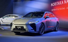 Lexus ES 2026 ra mắt Việt Nam: Giá từ 2,34 tỉ, lần đầu xuất hiện bản điện, có công nghệ lần đầu áp dụng