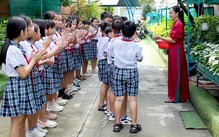 Trường tiểu học hiện đại như trường quốc tế, có hồ bơi, vườn rau 30 ô cho 30 lớp