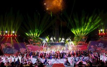 'Hai tay xây dựng một sơn hà'