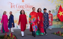 Đại sứ diện áo dài cùng kiều bào tại Singapore rộn ràng đón Tết