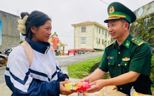 Lính biên phòng tiếp sức bánh mì, sữa cho sĩ tử, sẵn sàng vượt đèo núi đón thí sinh