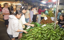 Nhộn nhịp khách tham quan, mua sắm đêm khai mạc Tuần lễ trái cây ở TP.HCM