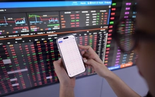 Cổ phiếu 'vua' dẫn sóng, kéo VN-Index về sát mốc tham chiếu