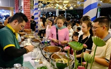 Chật kín du khách trải nghiệm ẩm thực đêm khai mạc lễ hội sen