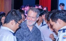 Chủ tịch Hội Vật lý Mỹ nói chuyện với học sinh Gia Lai, Đắk Lắk