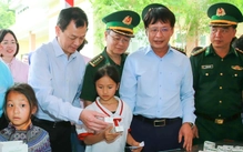 600 trẻ em vùng biên đi 'Phiên chợ 0 đồng'