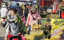 Tiểu thương ngóng khách Tết Đoan ngọ, bánh ú, trái cây  ê hề