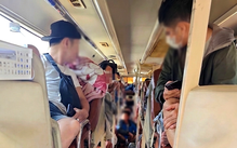 Nhồi nhét khách nằm tràn ra lối đi, tài xế và doanh nghiệp bị phạt 37,5 triệu đồng