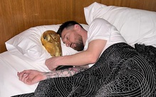 Vì sao Messi và Ronaldo đối lập trong cách ngủ?