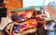 Người mẹ nghèo khóc ngất khi hai con chết đuối dưới ao hàng xóm