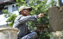 Nhọc nhằn mưu sinh trên công trường xây dựng nắng như đổ lửa
