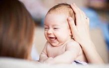 Vượn và người cười giống nhau khi bị cù lét: Chỉ dấu chung tổ tiên