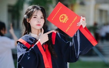 Vừa đi làm thêm vừa chờ điểm, nữ sinh 'không tin vào mắt mình' khi thành thủ khoa toàn quốc