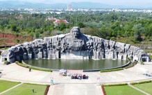 Có gì trong lòng tượng đài Mẹ Thứ mà nhiều người tới đều rưng rưng?