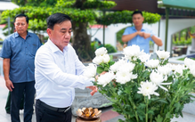Thường trực Ban Bí thư Trần Cẩm Tú dâng hương tri ân các anh hùng liệt sĩ tại Ngã ba Đồng Lộc