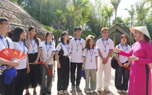 Kiều bào trẻ về làng Sen, Hoàng Trù nghe kể chuyện tuổi thơ Bác Hồ