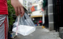 Sử dụng hộp xốp, túi ni lông đựng thức ăn nóng gia tăng nguy cơ gây bệnh