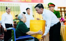 Thường trực Ban Bí thư Trần Cẩm Tú tặng quà tri ân các thương, bệnh binh