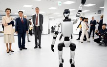 Công chúa Anne thích thú bắt tay robot trong chuyến thăm Hàn Quốc