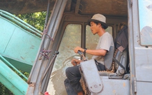 Nghề lái máy tìm nguồn nước đang gặp lúc 'trúng mùa'