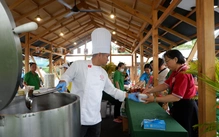 Đến ngày hội thanh niên công nhân, vừa nhận quà vừa thưởng thức phở miễn phí