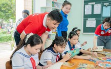 Trao học bổng, mang không gian đọc sách đến thiếu nhi xã Thường Tân