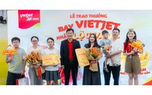 Bay cùng Vietjet, nữ hành khách may mắn nhận quà 1 lượng vàng 999.9