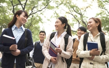 Visa du học thay đổi lớn: Anh rút ngắn thời gian ở lại, Canada giảm chỉ tiêu