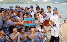 Kiều bào trẻ giao lưu với chiến sĩ, học viên Học viện Hải quân tại Nha Trang