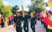 Rưng rưng cảnh bộ đội hành quân trở về trong vòng tay yêu thương của nhân dân