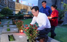 Lãnh đạo Thành ủy TP.HCM dâng hương, thắp nến tri ân Anh hùng liệt sĩ