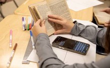 Pháp mở rộng lệnh cấm điện thoại đến bậc THPT từ năm học mới
