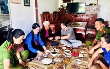 'Bữa cơm gia đình, ấm tình lòng Mẹ'