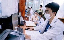 Bác sĩ nội trú mong nhẹ gánh học phí, toàn tâm rèn luyện tay nghề