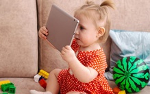 Cảnh báo tác hại của màn hình điện tử đối với trẻ em dưới 2 tuổi
