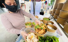 Khởi nghiệp bún nước tương 20.000 đồng/tô, nhờ ChatGPT làm bảng hiệu đỡ tốn kém