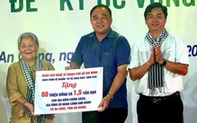 Văn nghệ sĩ TP.HCM trao 166 phần quà cho bà con xã Ba Chúc, An Giang