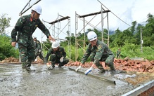 Tạm gác đồ án tốt nghiệp, học viên quân đội lên Mường Than dựng nhà cho bà con vùng lũ