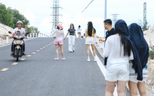 Bất chấp nguy hiểm, nhiều người đứng giữa lòng đường chụp ảnh với cánh đồng điện gió ở Quảng Trị