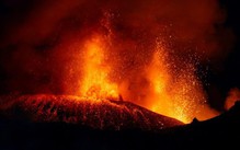 Núi lửa Etna phun trào dữ dội, hàng ngàn du khách mắc kẹt ở Sicily