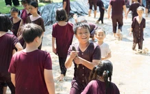 Trẻ xắn tay làm 'nông dân nhí', trồng nấm, bắt cá vui quá xá!