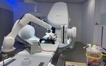 Robot siêu nhỏ 'khoan' qua não, quay ngược ra theo đúng đường cũ