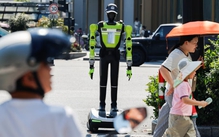 Robot thay thế cảnh sát giao thông, có thể phát hiện người đi xe máy không đội nón bảo hiểm