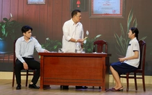 Diễn viên Hữu Nghĩa diễn tiểu phẩm về thuốc lá điện tử để truyền thông phòng chống ma túy