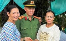Du khách làm rơi lắc vàng ở lễ hội điện Huệ Nam, công an hỗ trợ tìm lại