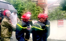 Cứu người mắc kẹt do sạt lở bờ kè ở Bãi Cháy, Quảng Ninh do mưa lớn