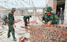 Màu áo lính góp sức trên công trường xây trường liên cấp vùng biên xứ Nghệ