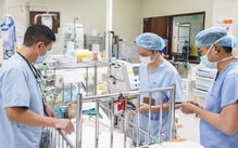 Bé 21 tháng tuổi tử vong sau một cú vặn tay ga xe máy 